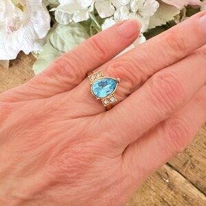 Avon 1992 Blue Crystal Teardrop Ring Size 5 Gold Tone Statement Vintage NIB 376